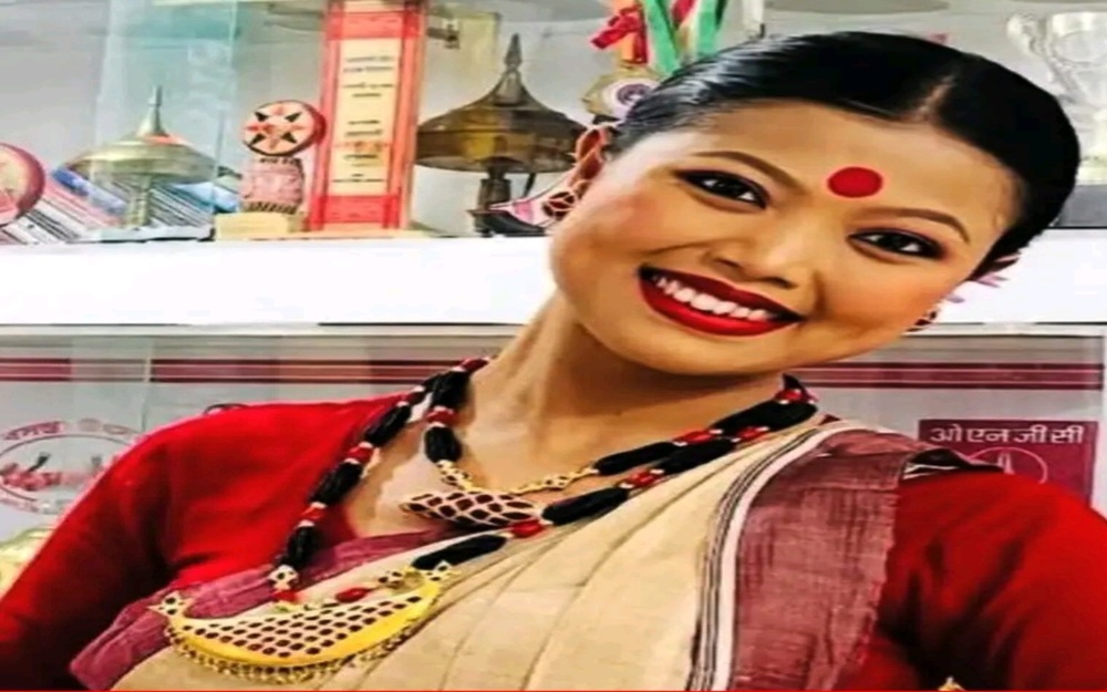 কৃষ্ণা হাতীবৰুৱাই লাভ কৰিলে ‘শ্ৰেষ্ঠ বিহু কুঁৱৰী’ৰ খিতাপ