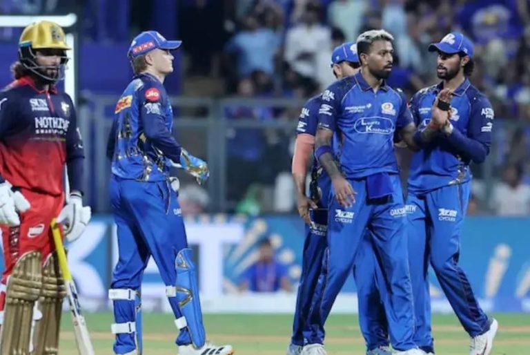 ৱানখেড়ে ষ্টেডিয়ামত : ২৪১ ৰানৰ লক্ষ্যত ব্যৰ্থ পাণ্ডিয়া বাহিনী